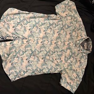 Men’s button up Hawaiian style shirt